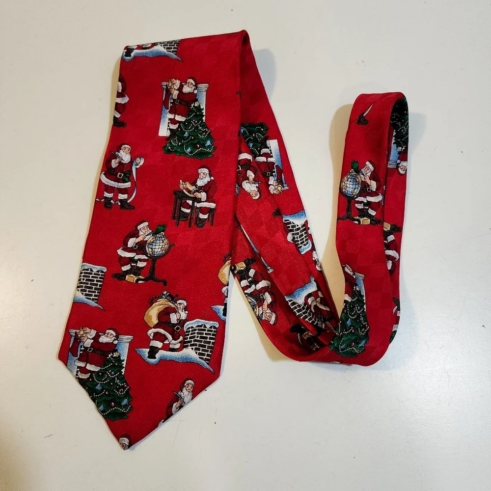 Hallmark Licensing Hollidays Traditions Santa Claus Christmas Silk Tie